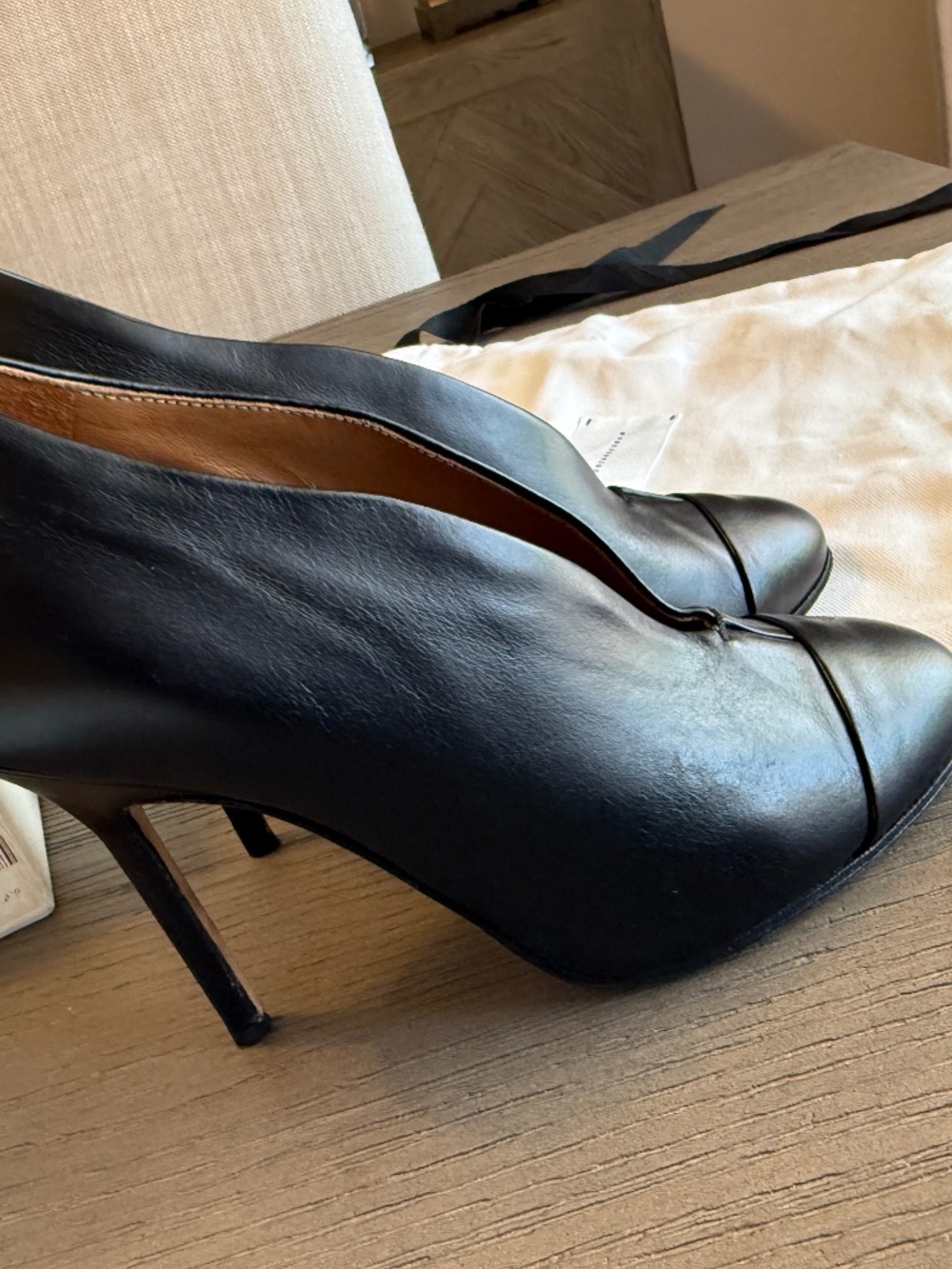 Authentic Victoria Beckham black calf leather pumps in EU size 37.